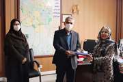 اهدای لوح تقدیر رئیس مرکز بهداشت جنوب تهران به مامای بازنشسته 
