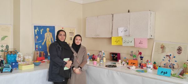 برپایی نمایشگاه ساخت کاردستی با وسایل قابل بازیافت در آموزش‌وپرورش منطقه 10 تهران